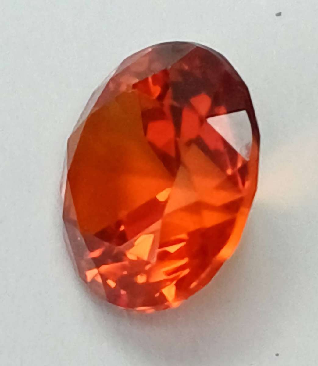 Vibrant Reddish Orange Synthetic Sapphire 4,55 ct