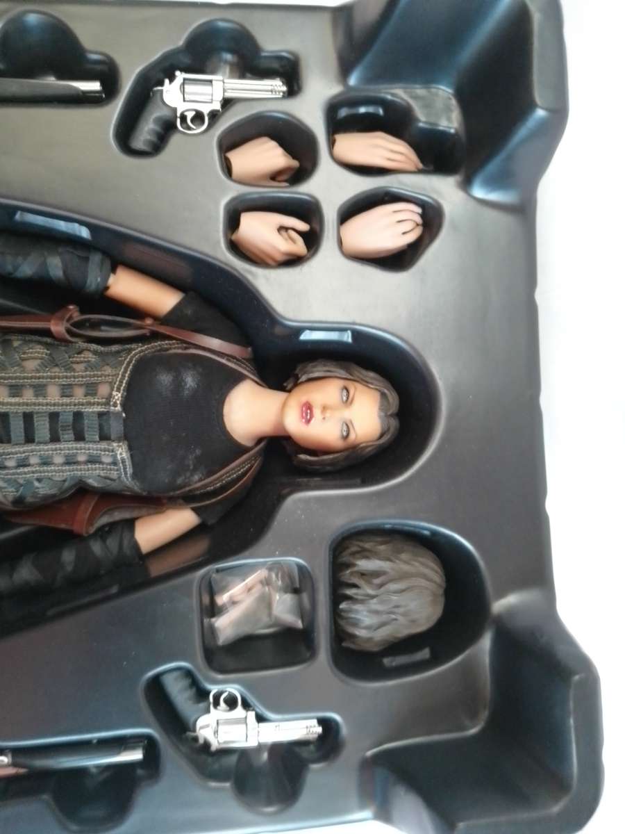 Hot toys 1/6 scale "Alice" Resident evil afterlife figure