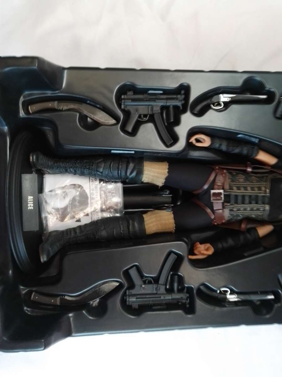 Hot toys 1/6 scale "Alice" Resident evil afterlife figure