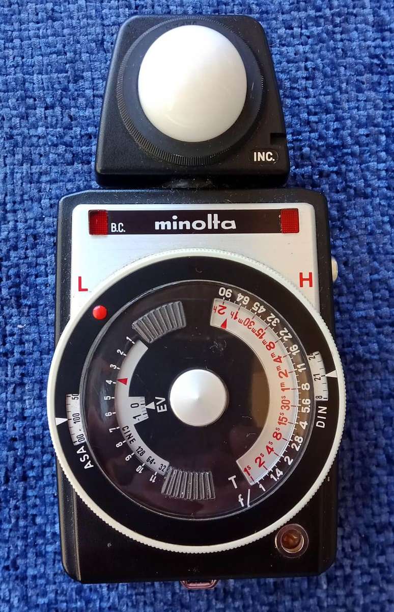 Minolta analogue professional auto light meter with battery in working condition.
