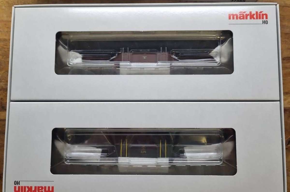 Marklin 37565 Swiss Federal Railways (SBB/CFF/FFS) class Ce 6/8 II "Crocodile" freight locomotives.