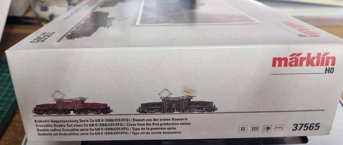 Marklin 37565 Swiss Federal Railways (SBB/CFF/FFS) class Ce 6/8 II "Crocodile" freight locomotives.