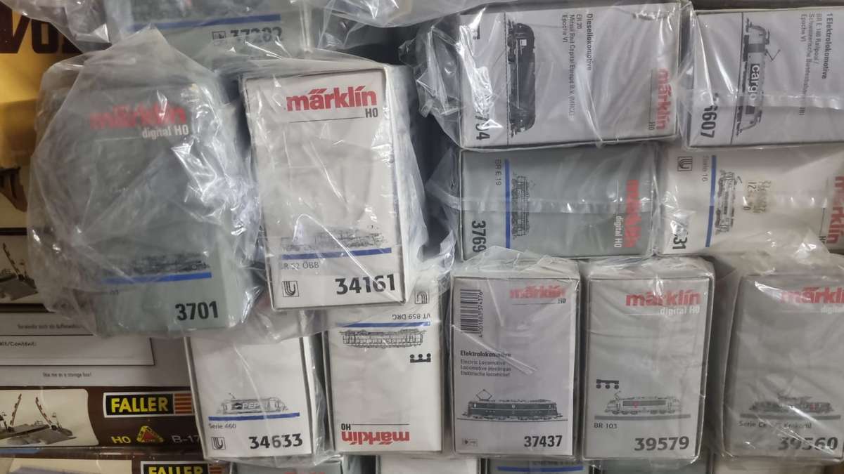 Marklin 37565 Swiss Federal Railways (SBB/CFF/FFS) class Ce 6/8 II "Crocodile" freight locomotives.