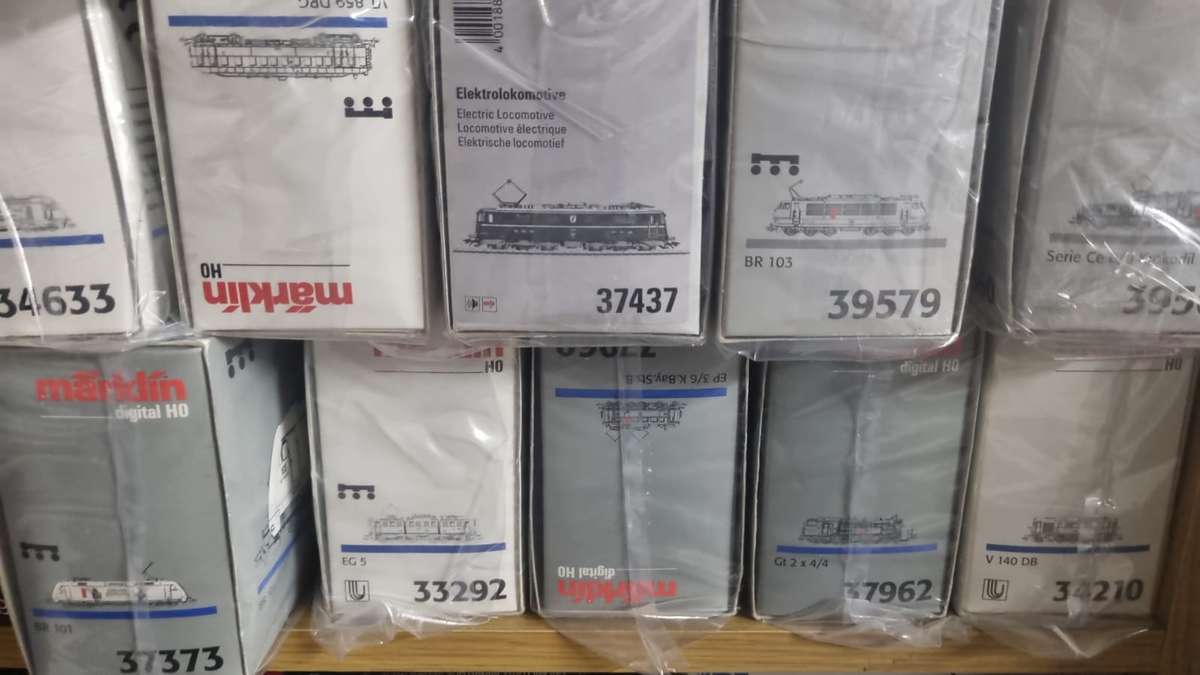 Marklin 37565 Swiss Federal Railways (SBB/CFF/FFS) class Ce 6/8 II "Crocodile" freight locomotives.