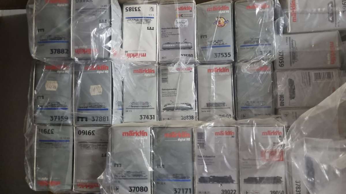 Marklin 37565 Swiss Federal Railways (SBB/CFF/FFS) class Ce 6/8 II "Crocodile" freight locomotives.