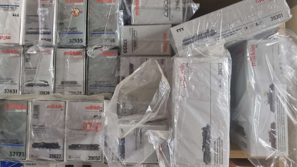 Marklin 37565 Swiss Federal Railways (SBB/CFF/FFS) class Ce 6/8 II "Crocodile" freight locomotives.