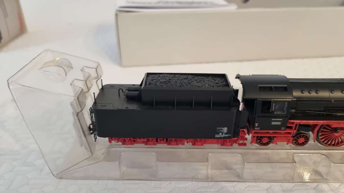 Marklin 39050 HO Scale Steam Locomotive with Tender and Suethe smoke generator.