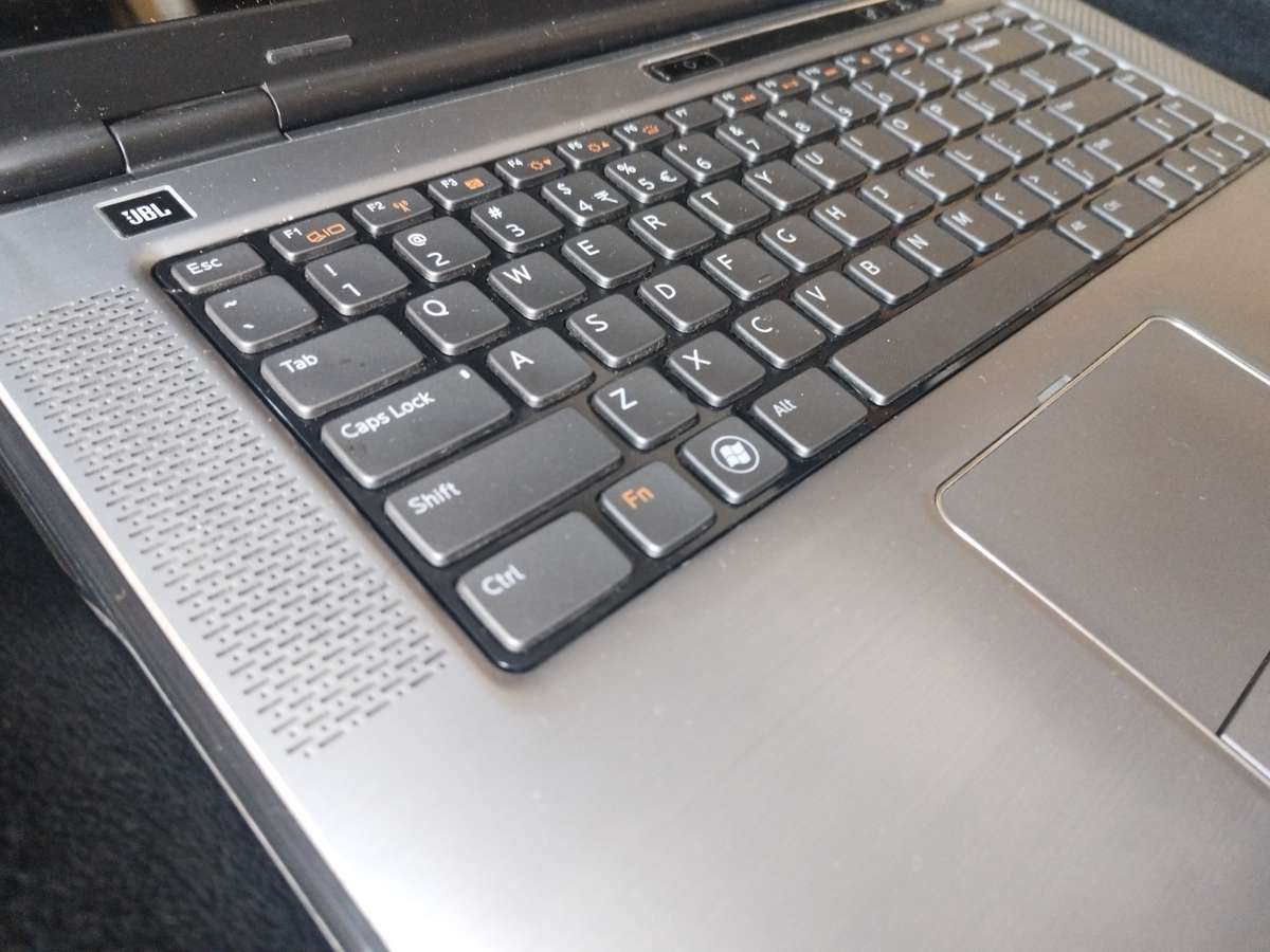 i5 DELL XPS L502x LAPTOP WITH JBL SOUND