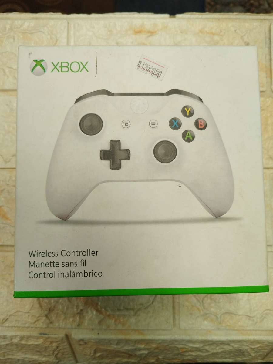 Mint condition Xbox one controller (works on series S +X)