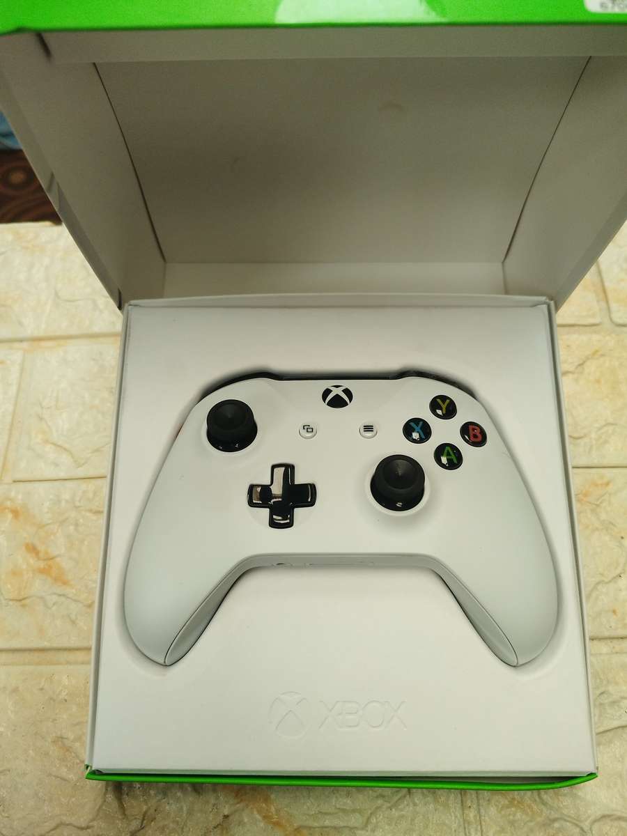 Mint condition Xbox one controller (works on series S +X)