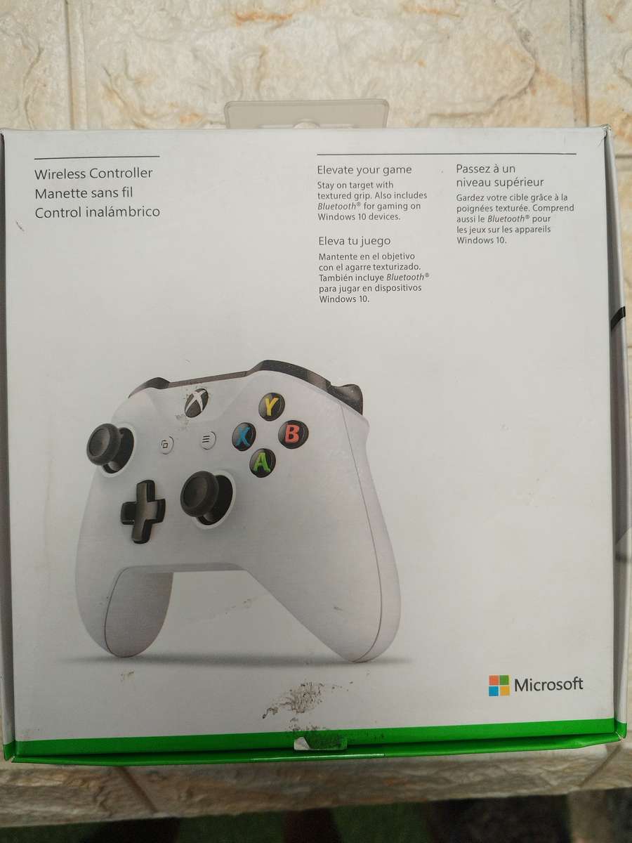 Mint condition Xbox one controller (works on series S +X)