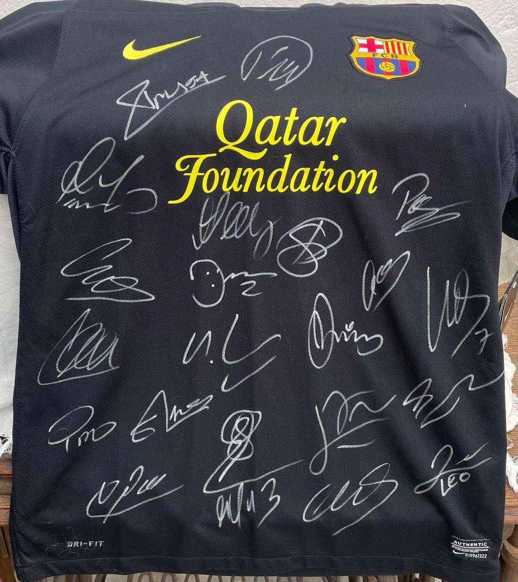 BARCELONA SIGNED SHIRT BNWT - 2012-13 SEASON SIGNED BY 22 TEAM MEMBERS - LEO MESSI +++