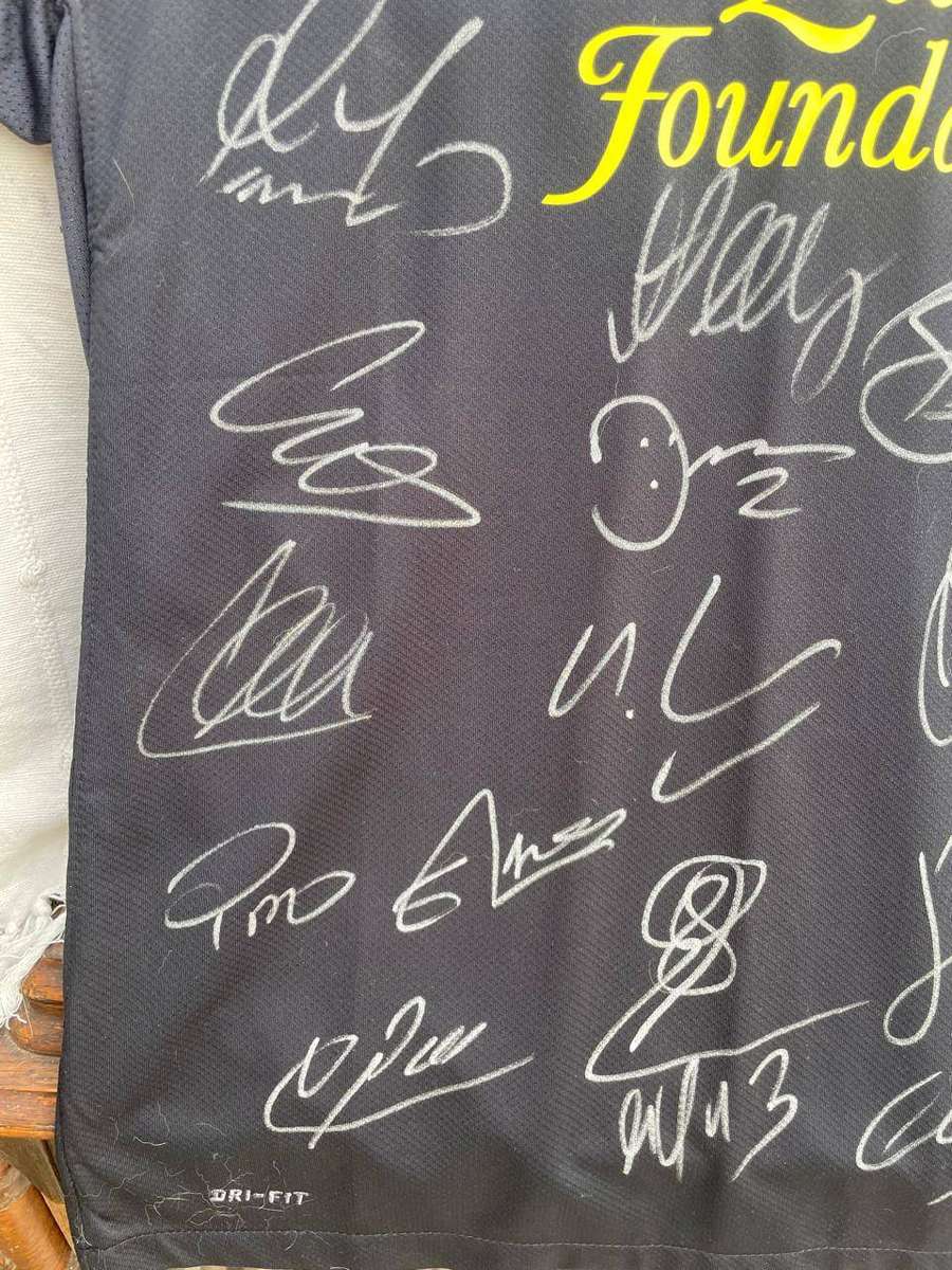 BARCELONA SIGNED SHIRT BNWT - 2012-13 SEASON SIGNED BY 22 TEAM MEMBERS - LEO MESSI +++