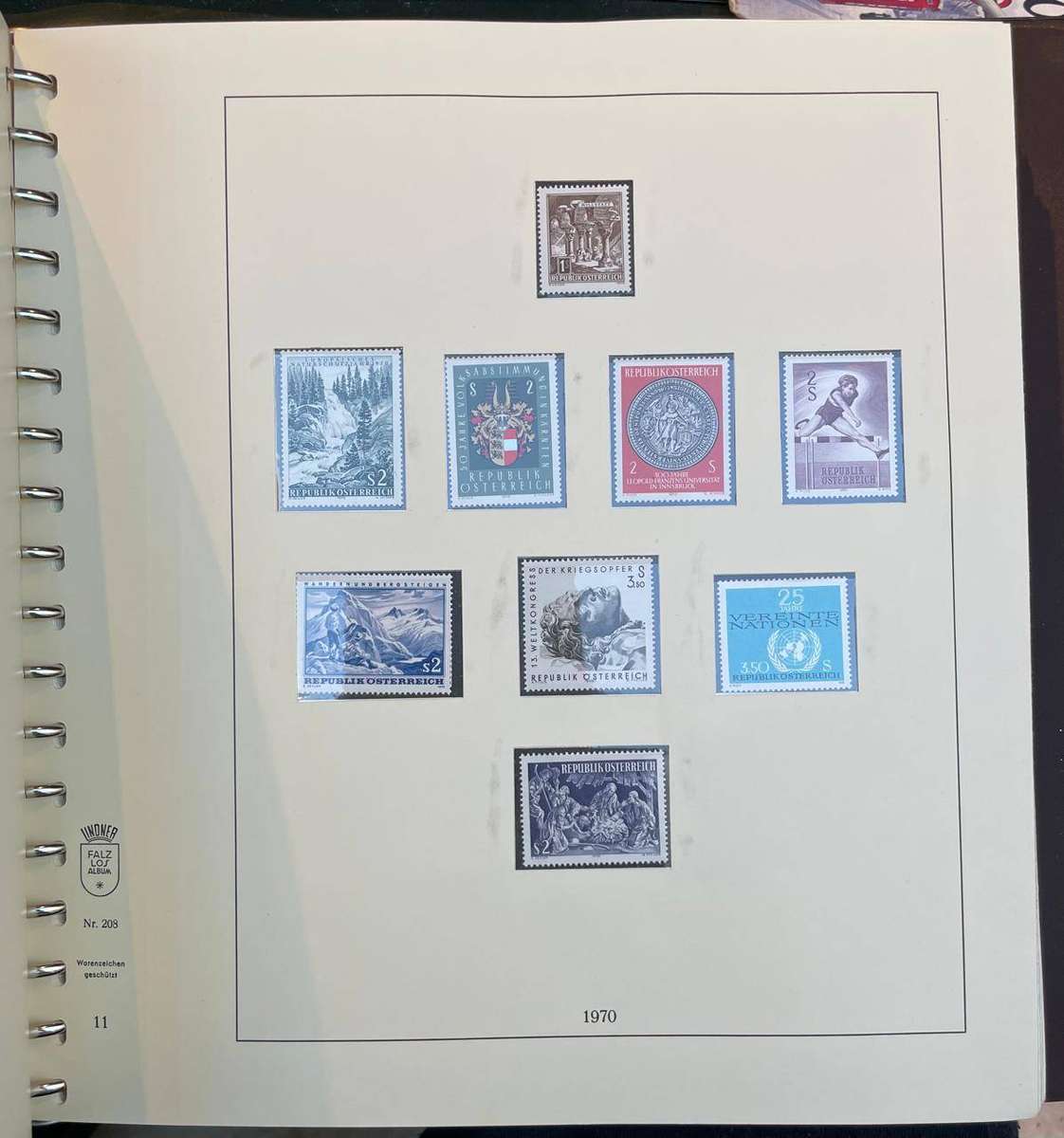 AUSTRIA MNH COLLECTION (1968-1982) INCLUDES IMMACULATE LINDNER "FALZLOS" (HINGE-LESS) T-SYSTEM ALBUM