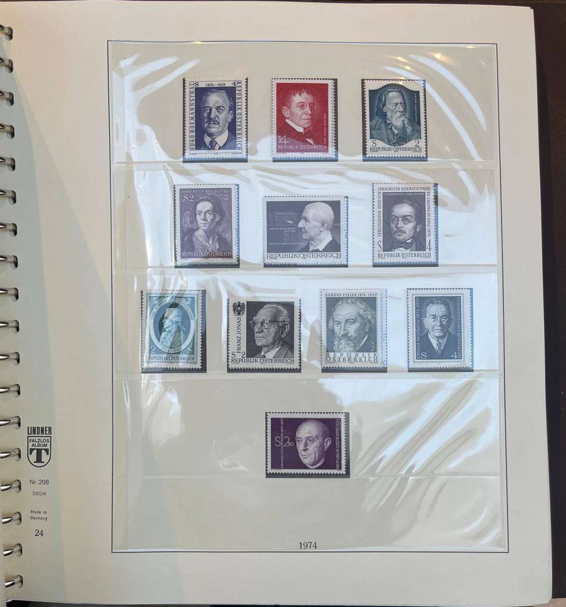AUSTRIA MNH COLLECTION (1968-1982) INCLUDES IMMACULATE LINDNER "FALZLOS" (HINGE-LESS) T-SYSTEM ALBUM