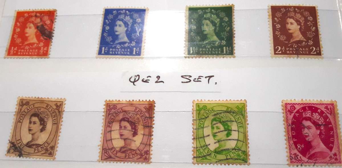 GB. Penny Reds & QE2 sets. Comes in Brand new Mini Stamp Album. A6. High value stamps. ref 9