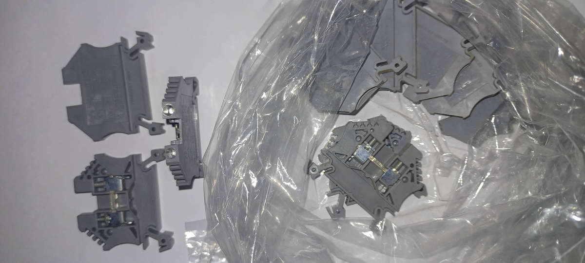 17 quality grey DEGSON PCMB4 miniature DIN-rail terminal blocks.