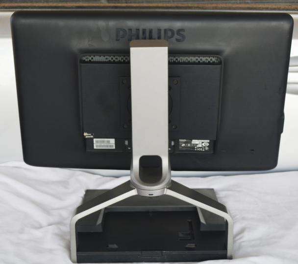 Phillips LCD Monitor 235BL 23 Inch VGA DVI USB Port Firewire Audio In