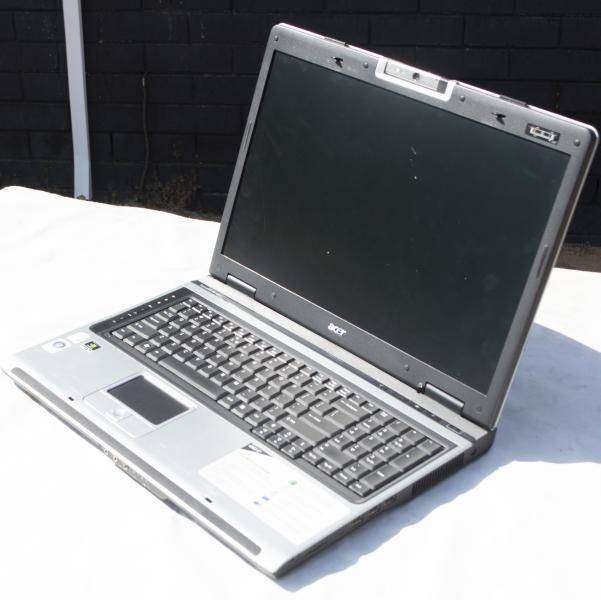acer Laptop, intel duo cpu 5625, 320gb, 2gb ram, 17 inch", dvdrw, nvidia geforce, win xp, etc