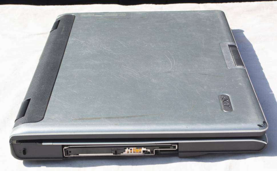 acer Laptop, intel duo cpu 5625, 320gb, 2gb ram, 17 inch", dvdrw, nvidia geforce, win xp, etc