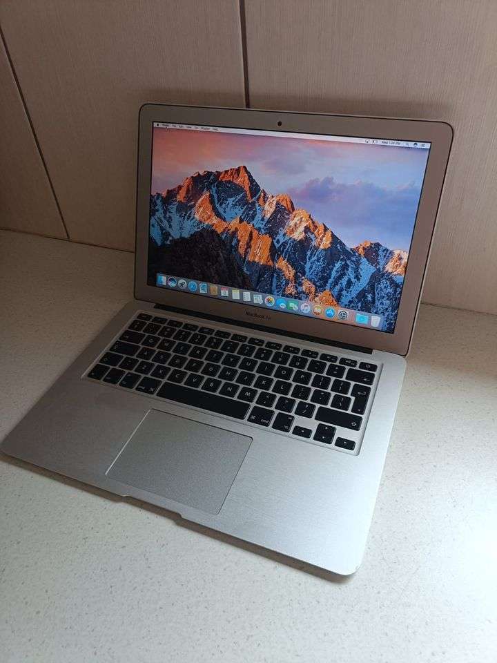 Apple Macbook Air Early 2014 Model | 256 SSD | Core i5 | Ram 4 GB | 11 Inch HD Graphics
