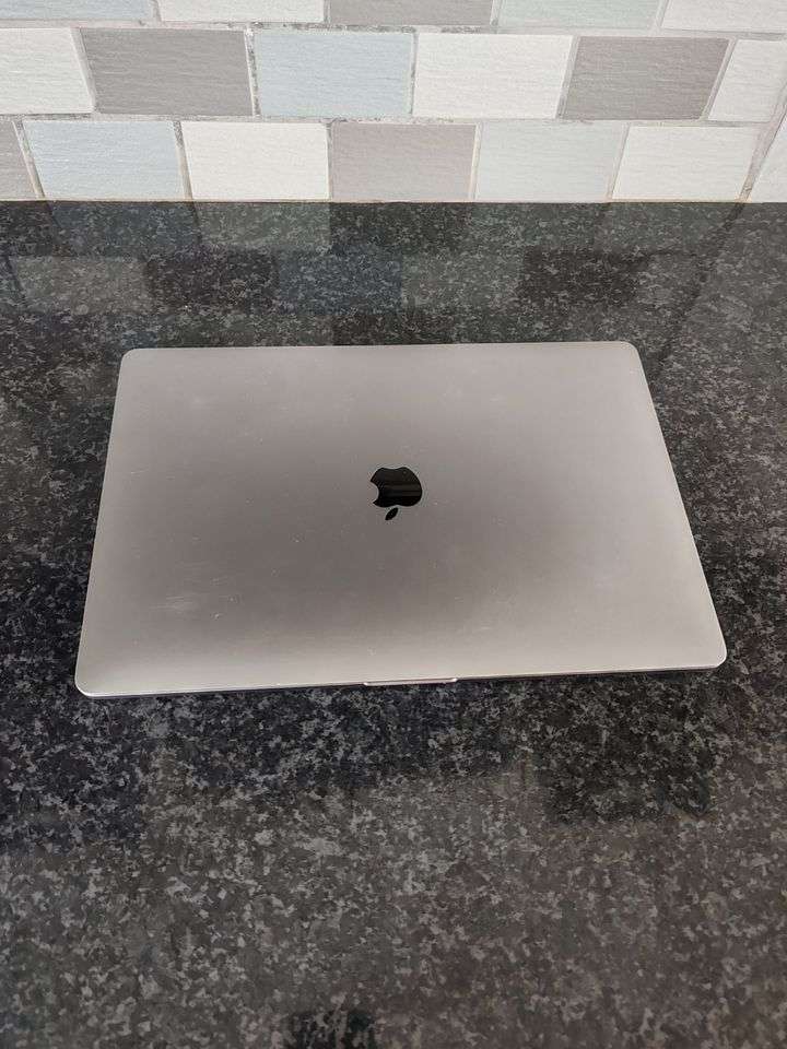 Apple Macbook Pro 2018 Touch Pad | 256 SSD | Core i7 | Ram 16 GB | 15 Inch UHD Graphics