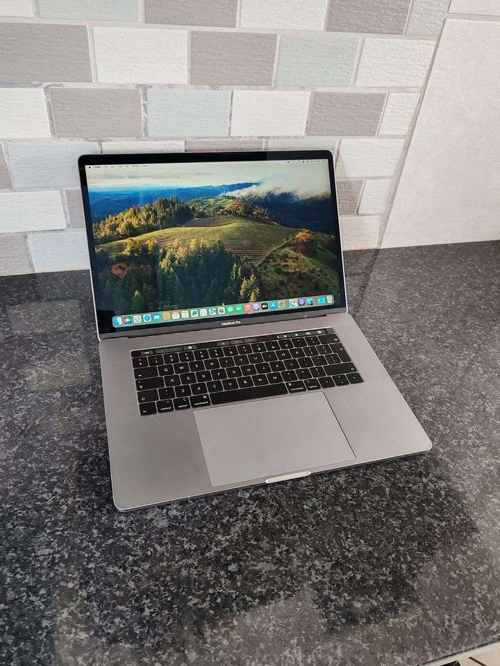 Apple Macbook Pro 2018 Touch Pad | 256 SSD | Core i7 | Ram 16 GB | 15 Inch UHD Graphics