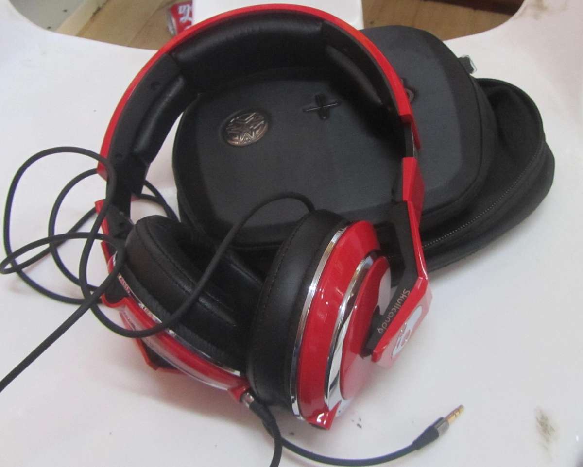 SkullCandy Wired Headphones with Case