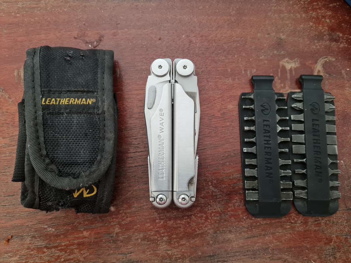 Leatherman wave with bits and pouch