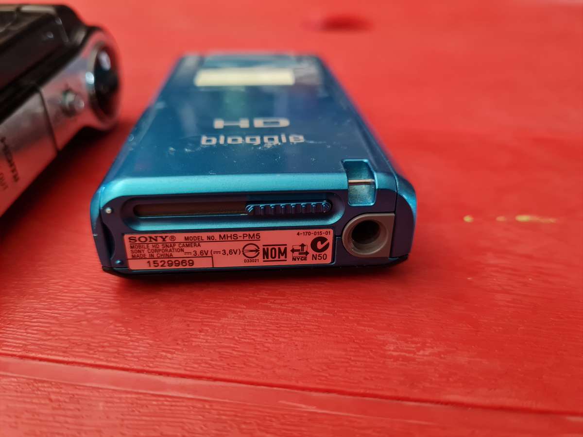 Lot of Sony bloggie HD video cameras working