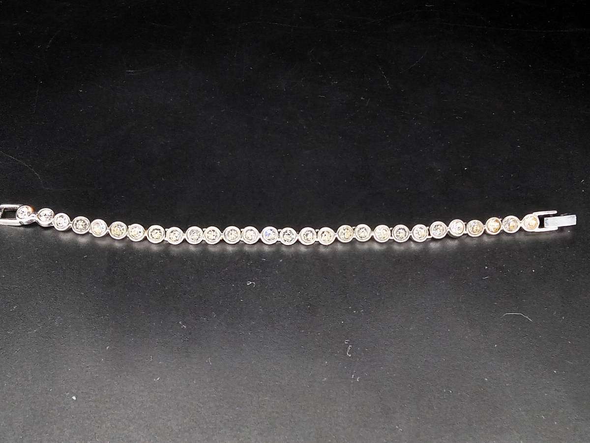 Swarovski Crystal Tennis Bracelet 17.5cm (including clasp) 14.38grams
