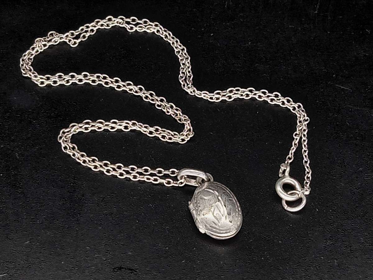 Vintage!!! Sterling Silver Oval Fine Etched Filigree Pattern Locket Pendant and Necklace