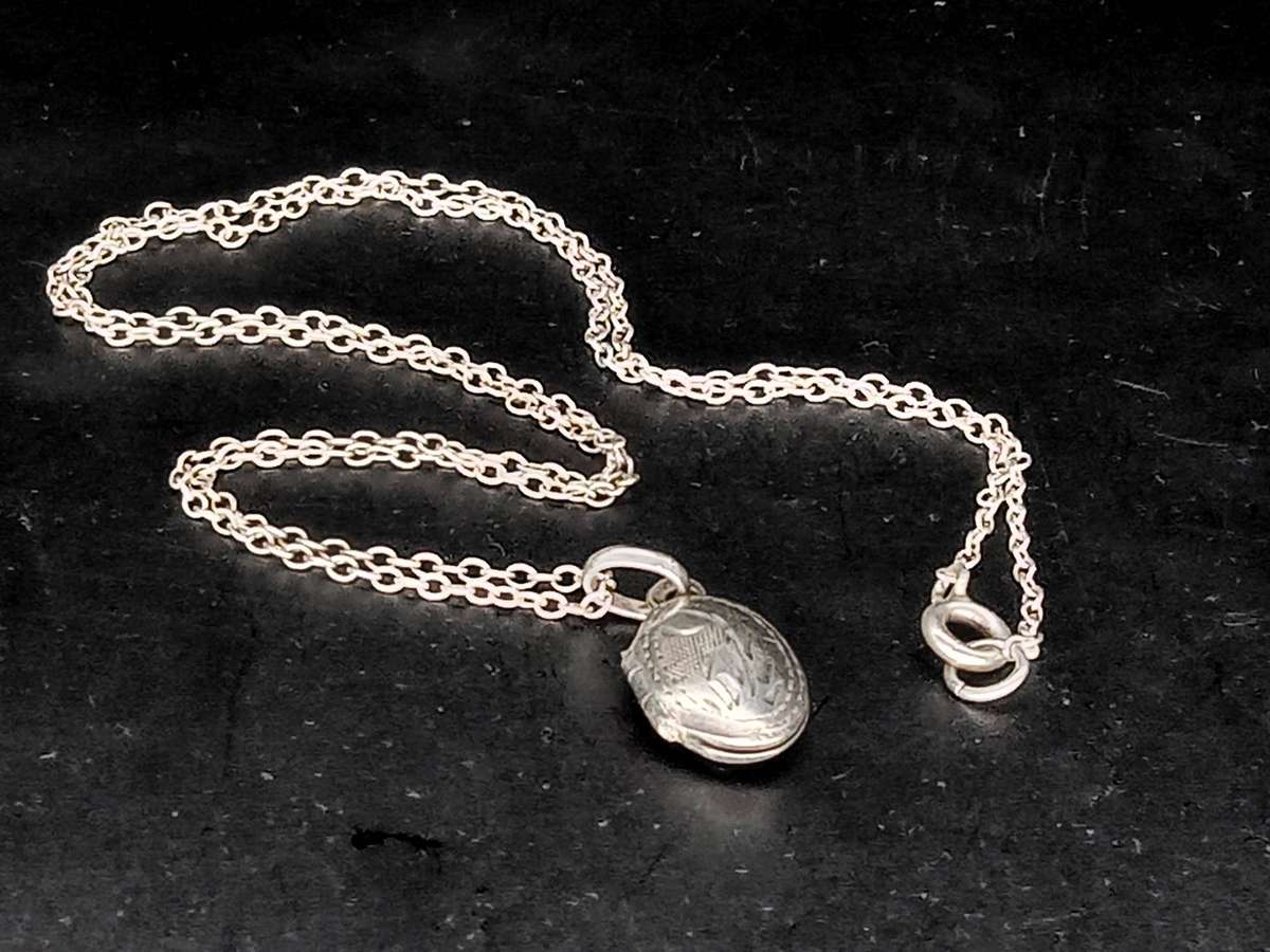 Vintage!!! Sterling Silver Oval Fine Etched Filigree Pattern Locket Pendant and Necklace