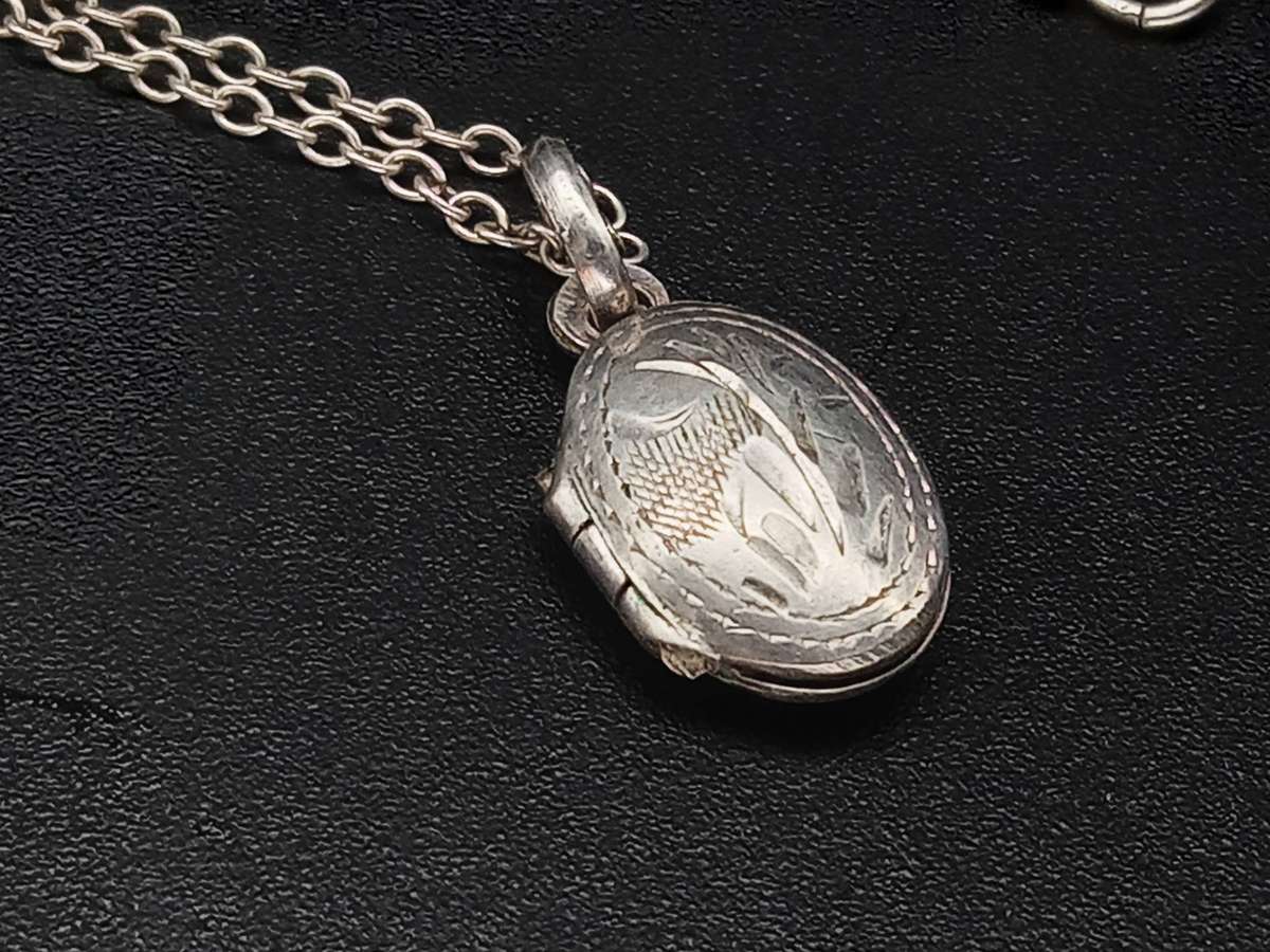 Vintage!!! Sterling Silver Oval Fine Etched Filigree Pattern Locket Pendant and Necklace