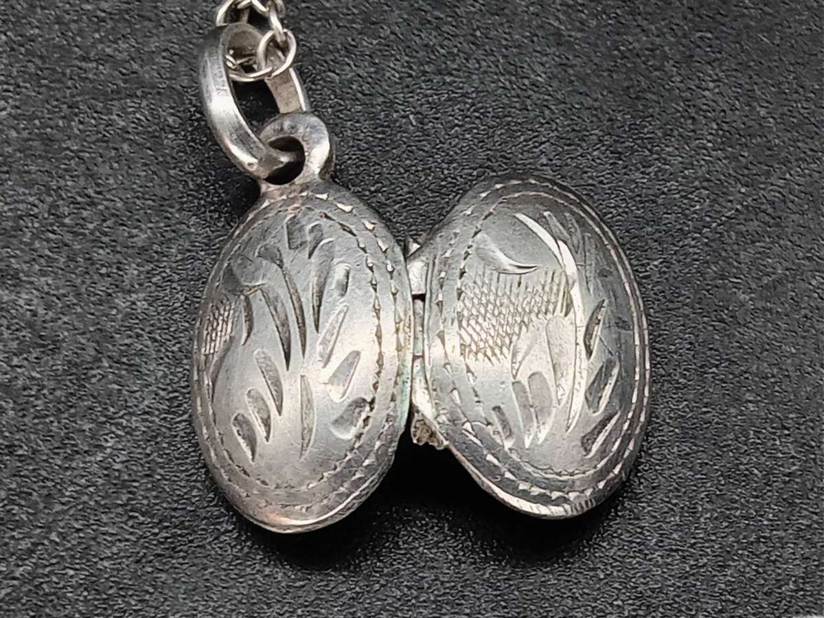 Vintage!!! Sterling Silver Oval Fine Etched Filigree Pattern Locket Pendant and Necklace
