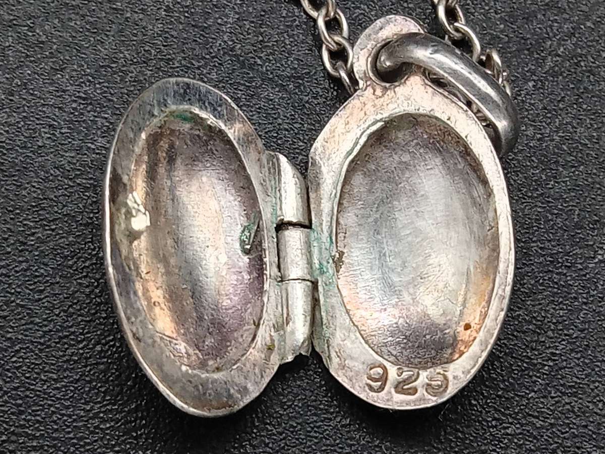 Vintage!!! Sterling Silver Oval Fine Etched Filigree Pattern Locket Pendant and Necklace