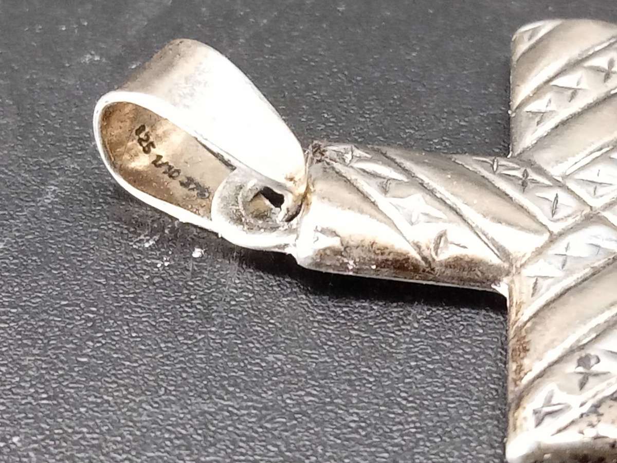 Stunning Sterling Silver and 9 Karat Gold Banded Cross Work Etching Pendant 2,2 g