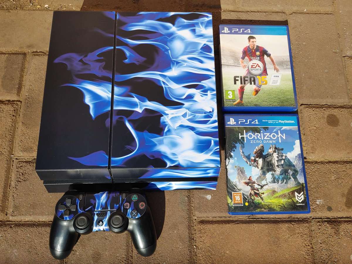 PS4 Console with 2x games and 1x original controller