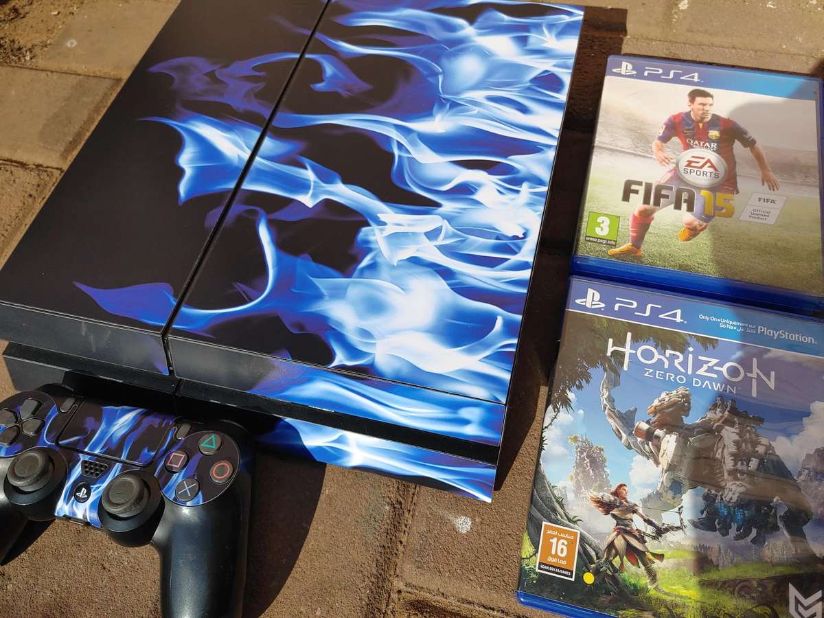 PS4 Console with 2x games and 1x original controller