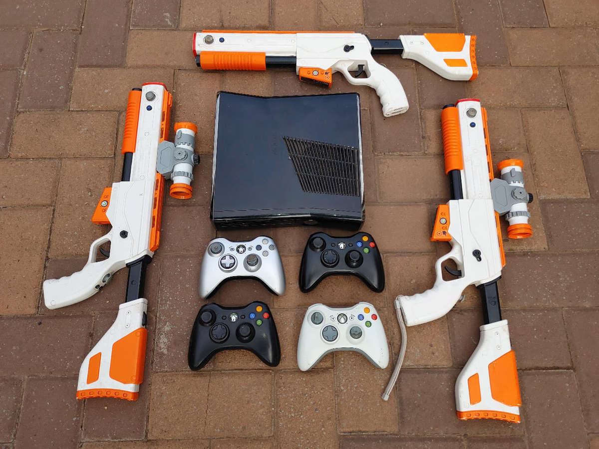 Xbox 360 250gb with 1 game and extras