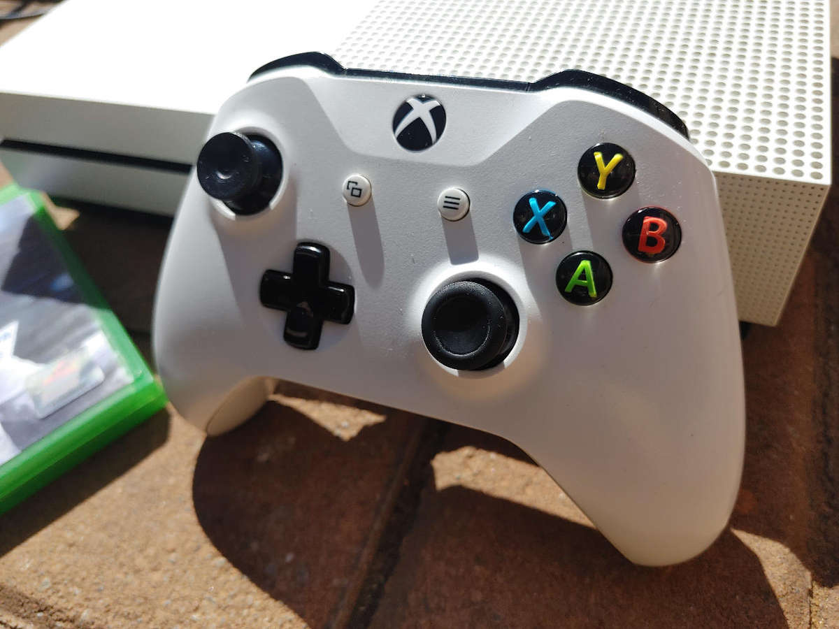 Xbox One S console with 1x controller and 1x game Fifa 18