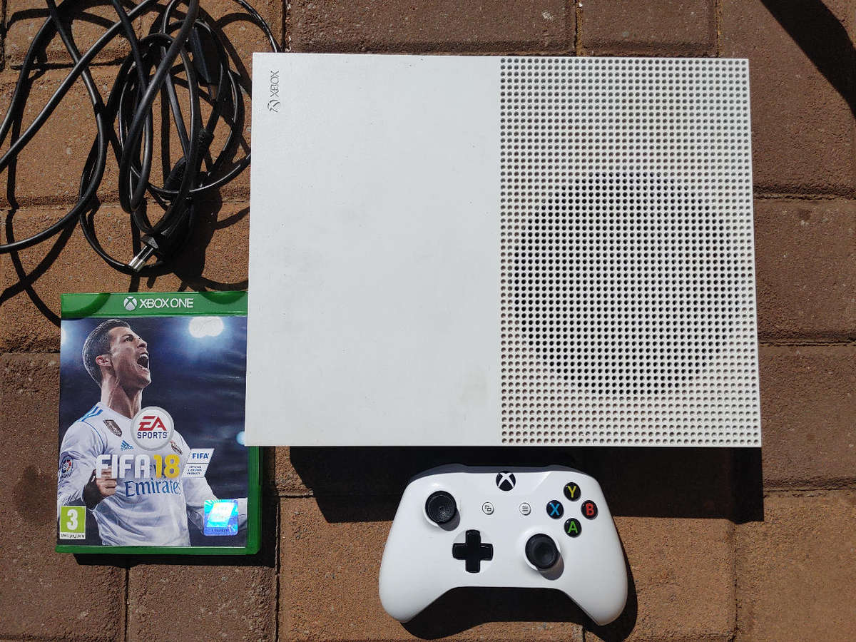 Xbox One S console with 1x controller and 1x game Fifa 18