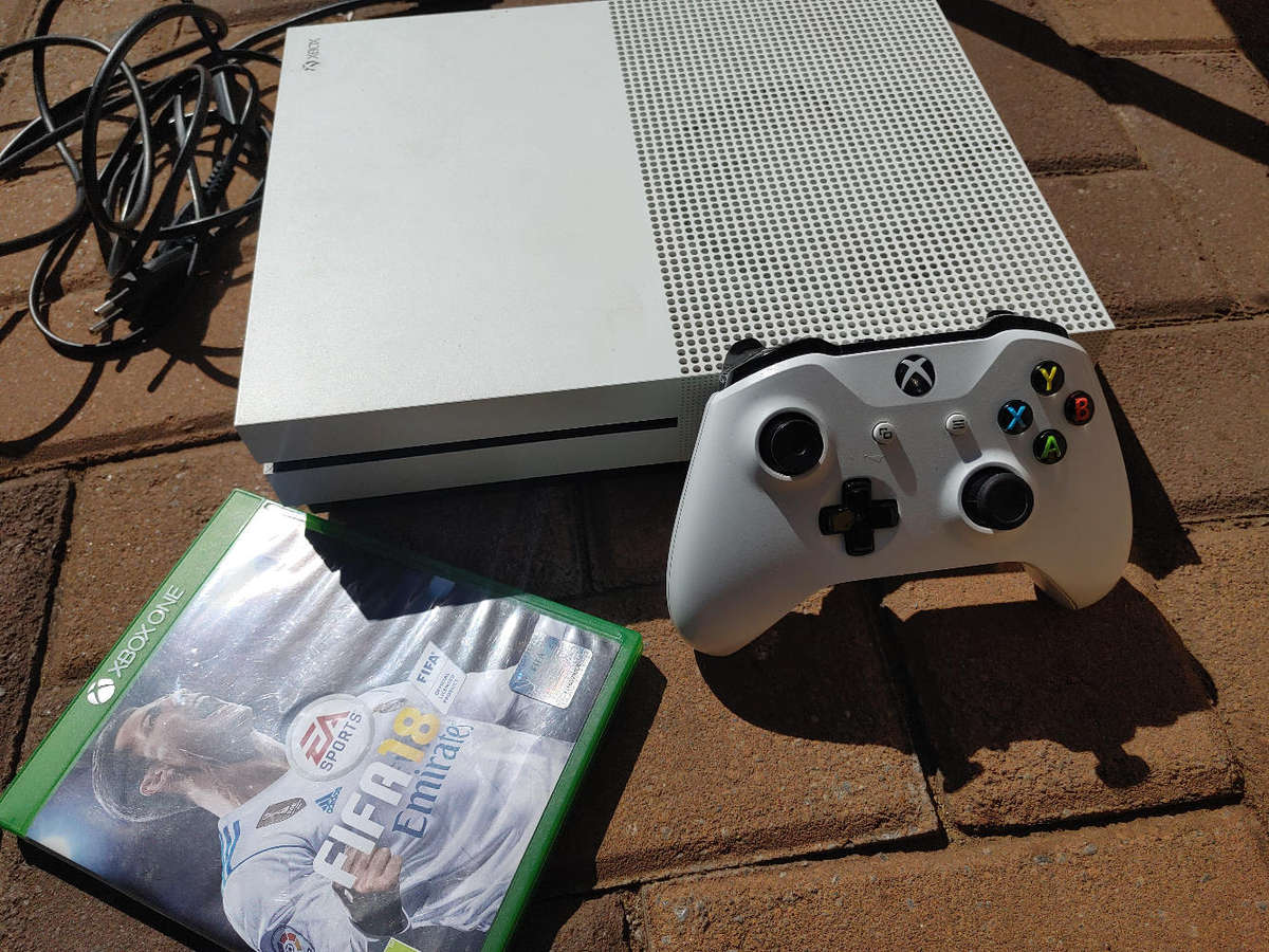 Xbox One S console with 1x controller and 1x game Fifa 18