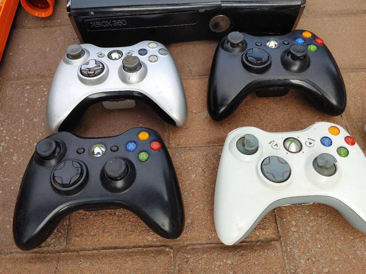 Xbox 360 250gb with 1 game and extras