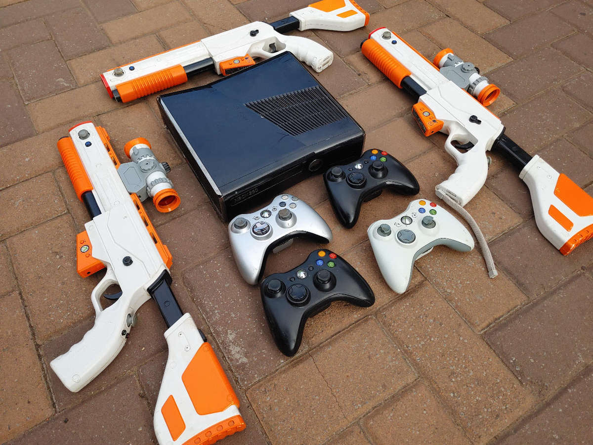 Xbox 360 250gb with 1 game and extras