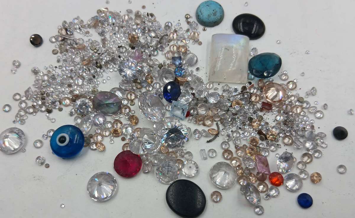 Lot of mixed jewelry stones