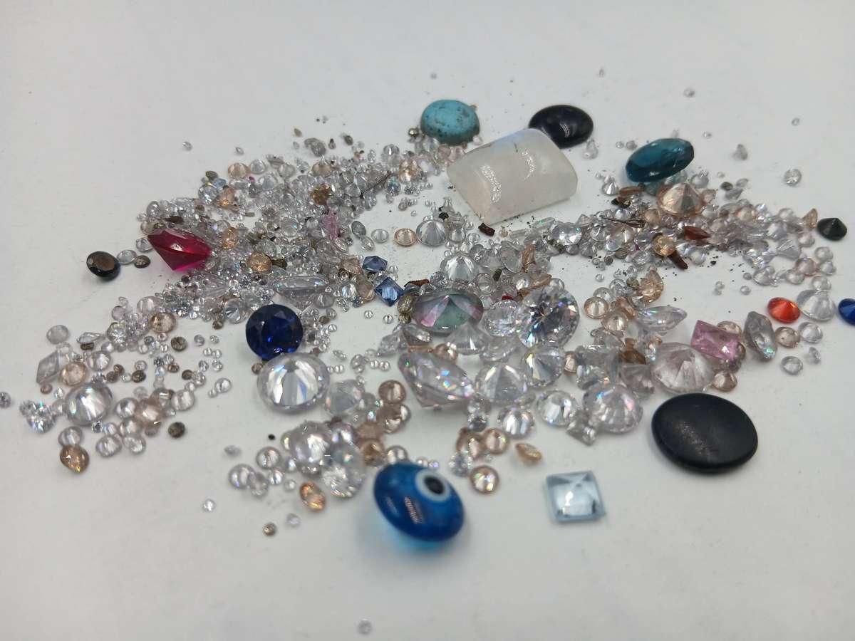Lot of mixed jewelry stones