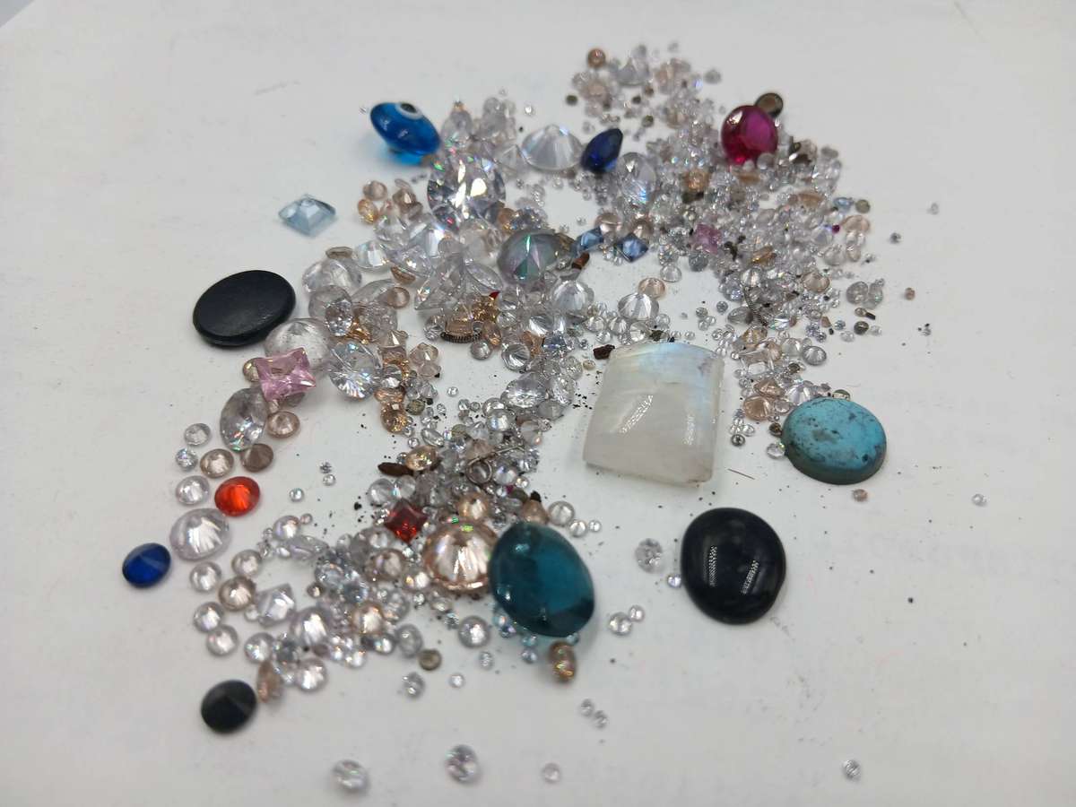 Lot of mixed jewelry stones