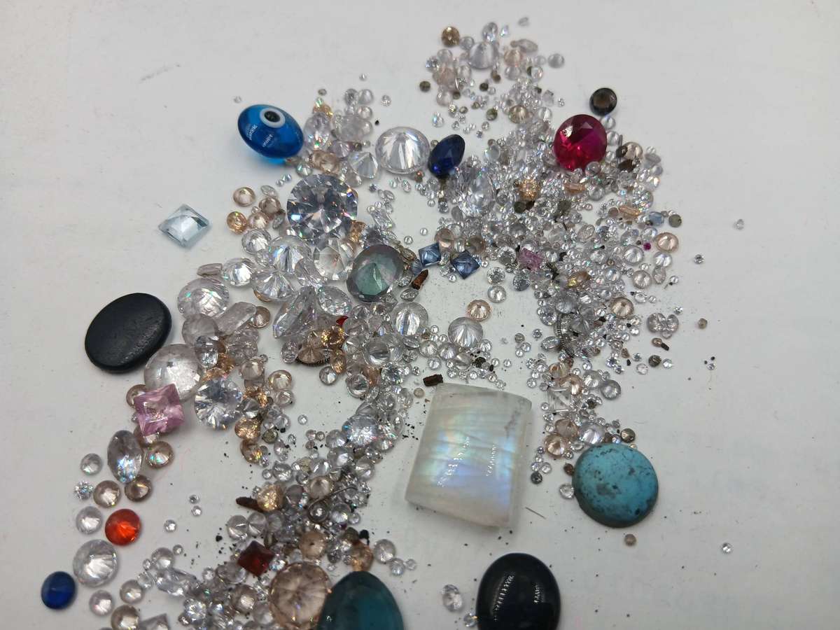 Lot of mixed jewelry stones