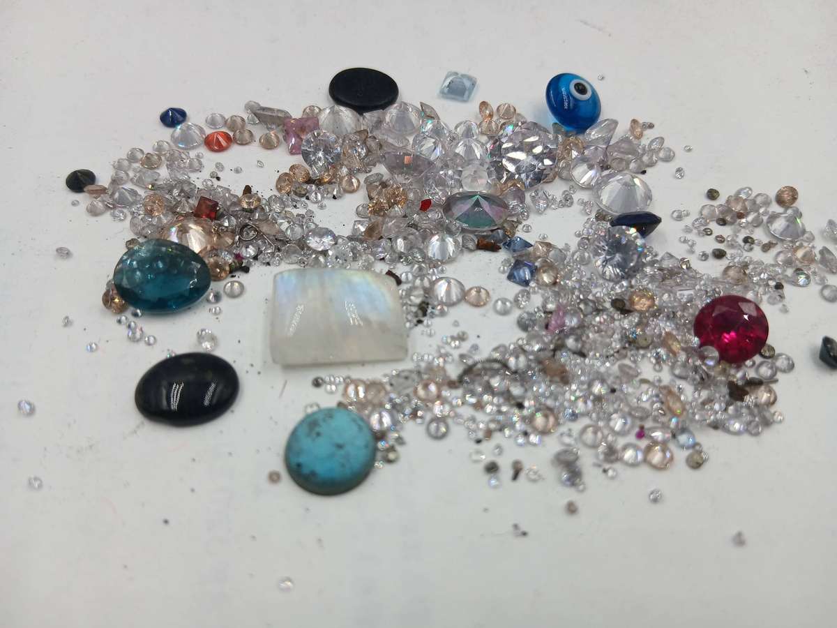 Lot of mixed jewelry stones